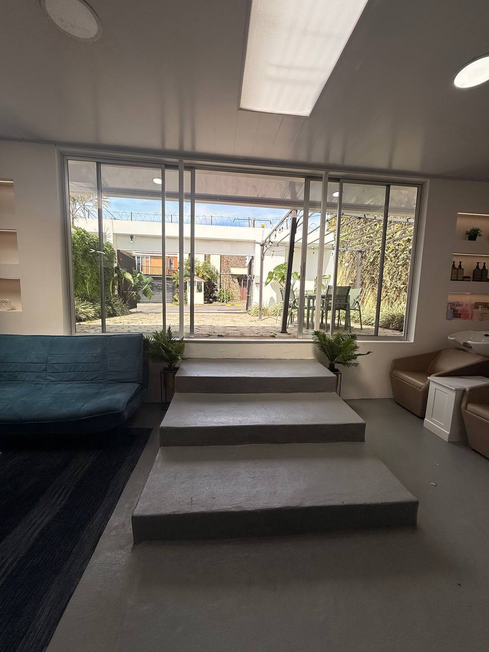 Salón principal con vista al jardín